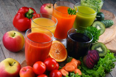 Taze organik sebze ve meyve sularıyla dolu bardaklar. Detoks diyeti