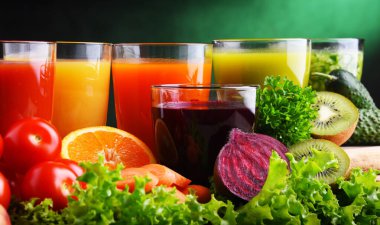 Taze organik sebze ve meyve sularıyla dolu bardaklar. Detoks diyeti