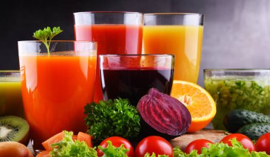 Taze organik sebze ve meyve sularıyla dolu bardaklar. Detoks diyeti