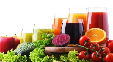 Taze organik sebze ve meyve sularıyla dolu bardaklar. Detoks diyeti