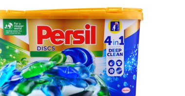 POZNAN, POL - 10 Haziran 2021: bir kutu Persil kapsülü çamaşır deterjanı. Henkel tarafından 1907 'de tanıtılan Persil, ticari olarak aktif hale getirilen ilk çamaşır deterjanıydı.