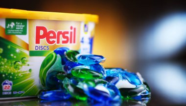 POZNAN, POL - 10 Haziran 2021: bir kutu Persil kapsülü çamaşır deterjanı. Henkel tarafından 1907 'de tanıtılan Persil, ticari olarak aktif hale getirilen ilk çamaşır deterjanıydı.