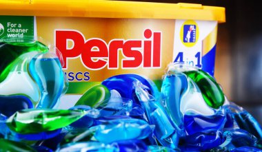 POZNAN, POL - 10 Haziran 2021: bir kutu Persil kapsülü çamaşır deterjanı. Henkel tarafından 1907 'de tanıtılan Persil, ticari olarak aktif hale getirilen ilk çamaşır deterjanıydı.