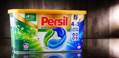 POZNAN, POL - 10 Haziran 2021: bir kutu Persil kapsülü çamaşır deterjanı. Henkel tarafından 1907 'de tanıtılan Persil, ticari olarak aktif hale getirilen ilk çamaşır deterjanıydı.