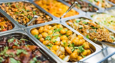 Avrupa 'daki bir alışveriş merkezinde geleneksel Asya yemekleri satılıyor.