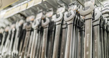 POZNAN, POL - 17 Haziran 2021: Aletler bir hırdavatçıda satışa sunuldu 