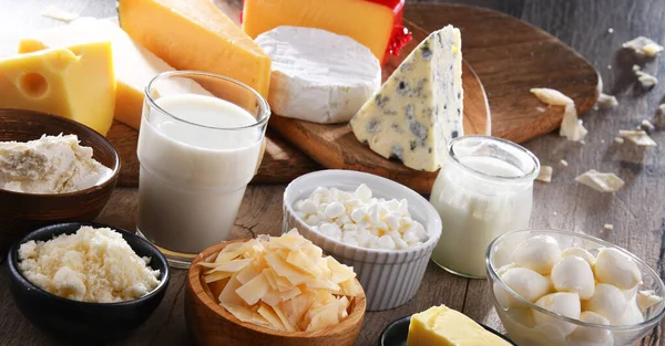 Una Variedad Productos Lácteos Incluyendo Queso Leche Yogur — Foto de Stock