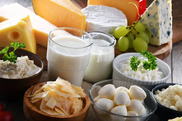 Una Variedad Productos Lácteos Incluyendo Queso Leche Yogur — Foto de Stock