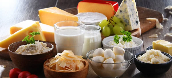 Een Verscheidenheid Aan Zuivelproducten Waaronder Kaas Melk Yoghurt — Stockfoto