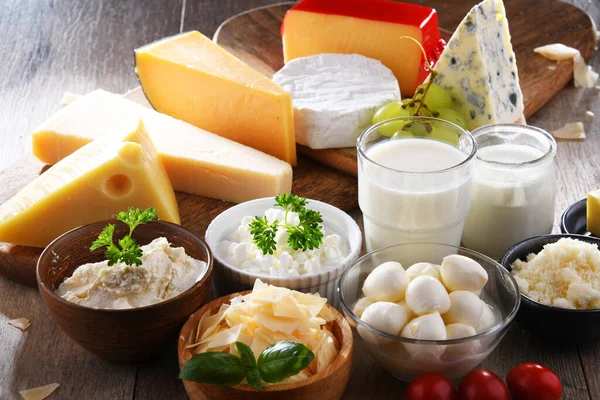 Peynir Süt Yoğurt Gibi Çeşitli Süt Ürünleri — Stok fotoğraf