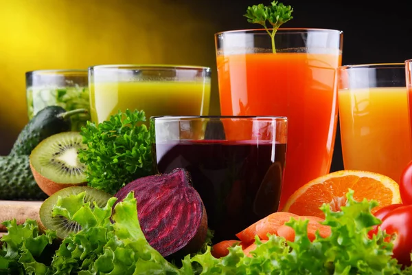 Óculos Com Vegetais Orgânicos Frescos Sucos Frutas Dieta Desintoxicação — Fotografia de Stock