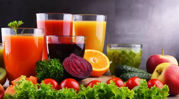 Briller Med Friske Økologiske Grøntsager Frugtsaft Detox Kost - Stock-foto