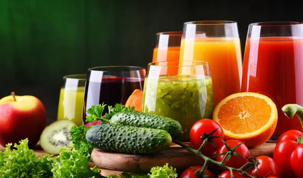 Vasos Con Zumos Frutas Vegetales Orgánicos Frescos Dieta Desintoxicación — Foto de Stock