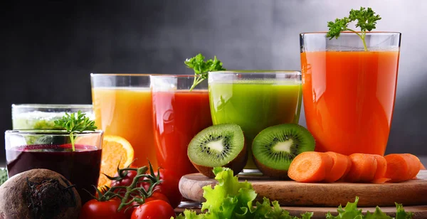 Vasos Con Zumos Frutas Vegetales Orgánicos Frescos Dieta Desintoxicación — Foto de Stock