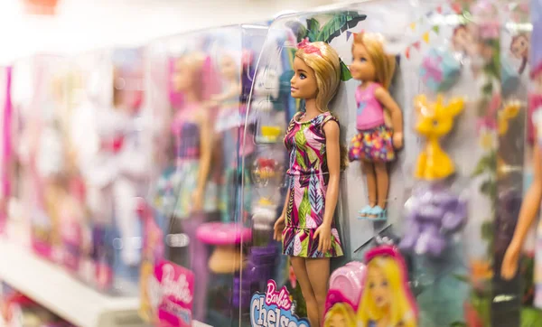 Poznan Pol Jun 2021 Bonecas Barbie Colocadas Venda Uma Prateleira — Fotografia de Stock