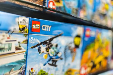 POZNAN, POL - 17 Haziran 2021: Mağazalarda sergilenen Lego inşaat oyuncakları 