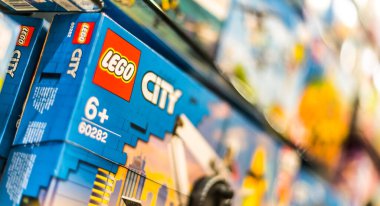 POZNAN, POL - 17 Haziran 2021: Mağazalarda sergilenen Lego inşaat oyuncakları 