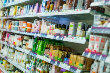 POZNAN, POL - 22 Haziran 2021: Kozmetik ve cilt ürünleri güzellik mağazasında satışa sunuldu