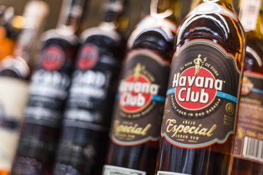 POZNAN, POL - 17 Haziran 2021 Havana Kulübü ve Bacardi romu süpermarkette satışa sunuldu
