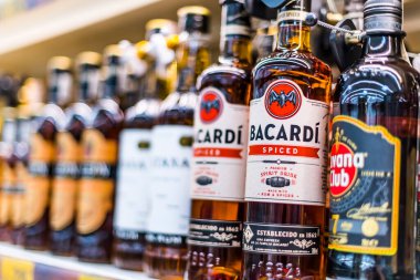 POZNAN, POL - 17 Haziran 2021 Havana Kulübü ve Bacardi romu süpermarkette satışa sunuldu