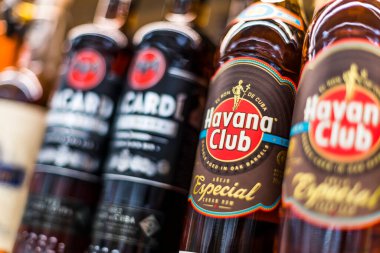 POZNAN, POL - 17 Haziran 2021 Havana Kulübü ve Bacardi romu süpermarkette satışa sunuldu