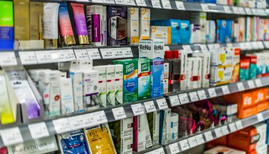 POZNAN, POL - 22 Haziran 2021: Eczanede satılık ilaç ürünleri