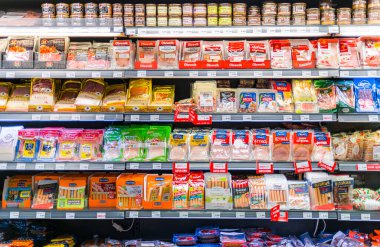 POZNAN, POL - 22 Haziran 2021: Ticari bir buzdolabında satılığa çıkarılan gıda ürünleri