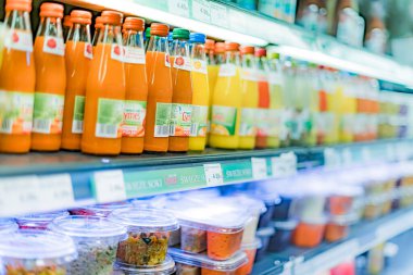 POZNAN, POL - 22 Haziran 2021: Ticari bir buzdolabında satışa sunulan çeşitli soğuk içecek ürünleri