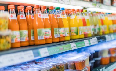 POZNAN, POL - 22 Haziran 2021: Ticari bir buzdolabında satışa sunulan çeşitli soğuk içecek ürünleri