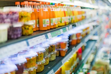 POZNAN, POL - 22 Haziran 2021: Ticari bir buzdolabında satışa sunulan çeşitli soğuk içecek ürünleri