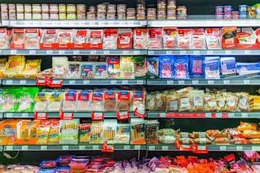 POZNAN, POL - 22 Haziran 2021: Ticari bir buzdolabında satılığa çıkarılan gıda ürünleri