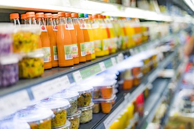 POZNAN, POL - 22 Haziran 2021: Ticari bir buzdolabında satışa sunulan çeşitli soğuk içecek ürünleri