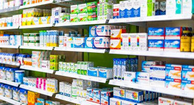 POZNAN, POL - 22 Haziran 2021: Eczanede satılık ilaç ürünleri