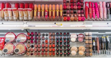 POZNAN, POL - 22 HAZİRAN 2021: Makyaj malzemeleri bir güzellik mağazasında satışa sunuldu