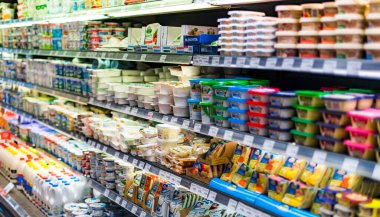 POZNAN, POLAND - 22 Haziran 2021: Mandıra ürünleri bir süpermarkette satışa sunuldu