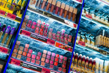 POZNAN, POL - 22 HAZİRAN 2021: Makyaj malzemeleri bir güzellik mağazasında satışa sunuldu