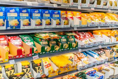 POZNAN, POLAND - 22 Haziran 2021: Mandıra ürünleri bir süpermarkette satışa sunuldu