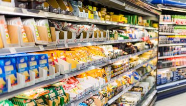 POZNAN, POLAND - 22 Haziran 2021: Mandıra ürünleri bir süpermarkette satışa sunuldu