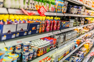 POZNAN, POLAND - 22 Haziran 2021: Mandıra ürünleri bir süpermarkette satışa sunuldu