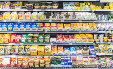 POZNAN, POLAND - 22 Haziran 2021: Mandıra ürünleri bir süpermarkette satışa sunuldu