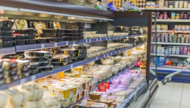 POZNAN, POL - 22 Haziran 2021: Ticari bir buzdolabında satılığa çıkarılan gıda ürünleri