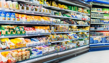 POZNAN, POLAND - 22 Haziran 2021: Mandıra ürünleri bir süpermarkette satışa sunuldu