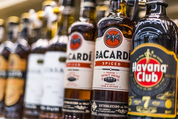 Poznan Pol Junio 2021 Botellas Del Havana Club Ron Bacardi — Foto de Stock