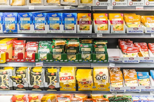 POZNAN, POLAND - 22 Haziran 2021: Mandıra ürünleri bir süpermarkette satışa sunuldu