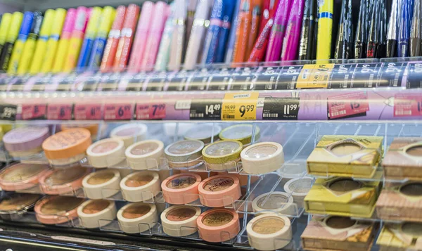 Poznan Pol Junio 2021 Cosméticos Maquillaje Puestos Venta Una Tienda — Foto de Stock