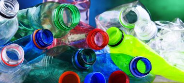 Boş renkli karbonatlı içecek şişeleri. Plastik atık