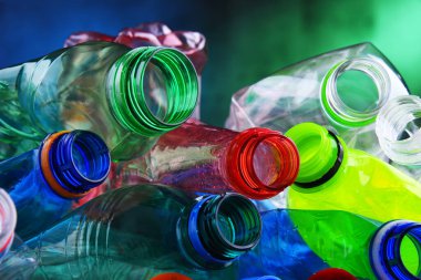 Boş renkli karbonatlı içecek şişeleri. Plastik atık