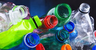 Boş renkli karbonatlı içecek şişeleri. Plastik atık