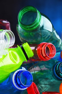 Boş renkli karbonatlı içecek şişeleri. Plastik atık