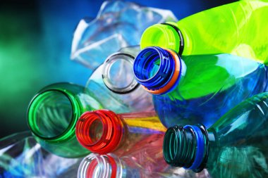 Boş renkli karbonatlı içecek şişeleri. Plastik atık